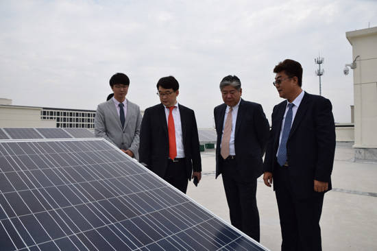 지난해 9월 14일 이우현 OCI 사장(왼쪽 두 번째)이 중국 저장성 자싱시에 위치한 파트너사 CMAG 옥상에 설치된 태양광발전소 현장을 실사하고 있다. <사진=OCI 제공></div> 