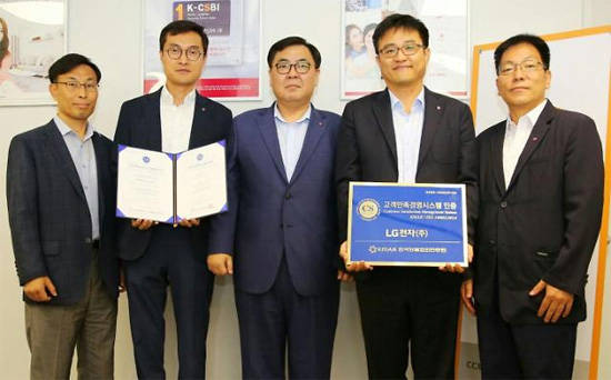LG전자 서비스가 한국능률협회 고객만족경영시스템(ISO 10002) 인증을 2년 연속 획득했다. 전양균 LG전자 한국서비스FD담당 상무(왼쪽 세 번째)와 직원들이 인증서를 들어보이고 있다. <사진=LG전자 제공></div> 