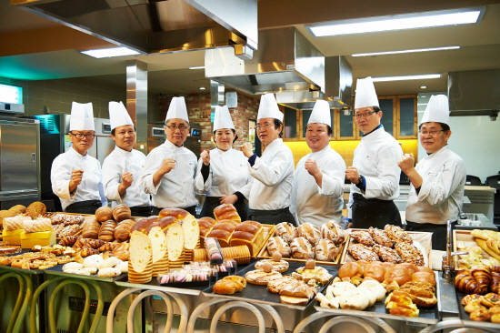CJ푸드빌 상생아카데미 베이커리 창업과정 수강생들이 구운 빵으로 품평회를 준비하고 있다. <사진=CJ푸드빌 제공> 