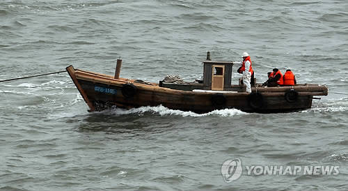 지난 2011년 2월 5일 서해상에서 표류해 남하한 북한 주민이 타고 왔던 5t급 소형 목선 / 연합뉴스 자료사진 