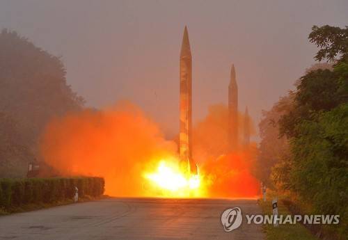 북한 조선인민군 전략군 화성포병부대들의 탄도미사일 발사훈련 장면[사진=연합뉴스DB(평양 조선중앙통신)] 