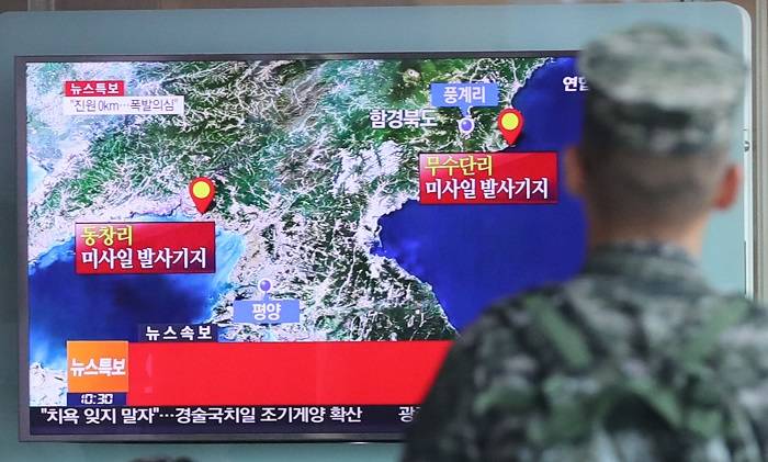 북한 풍계리 핵실험장 인근에서 인공지진으로 추정되는 규모 5.3의 지진이 발생, 북한이 5차 핵실험을 단행했을 가능성이 제기된 9일 오전 서울역에서 군인과 시민들이 관련 뉴스를 지켜보고 있다. (사진=연합뉴스) 