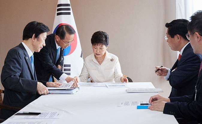 박근혜 대통령이 9일 북한 5차 핵실험 관련 라오스 현지 긴급대책회의를 갖고 있다.[사진 청와대] 