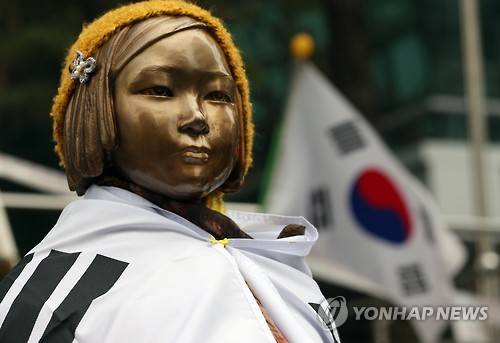 서울 중학동 주한일본대사관 앞 평화비(소녀상) / 연합뉴스 자료사진 