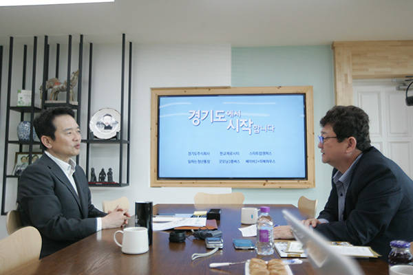 남경필 경기도지사(좌측)와 본지 김능구 대표가 인터뷰를 진행하고 있다.<사진=이은재 기자></div> 