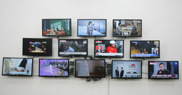 국회 미래창조과학방송통신위원장실에는 다양한 방송을 한 번에 시청할 수 있도록 갖가지 TV가 벽에 설치돼 있다.<사진=이은재 기자></div> 