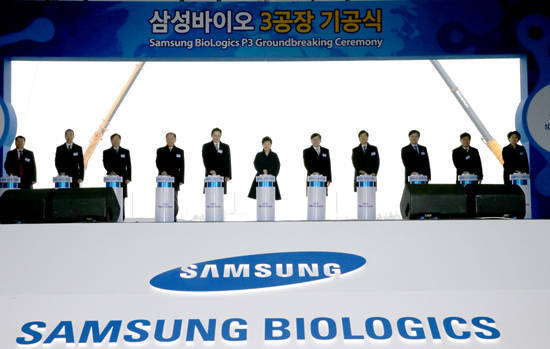 지난해 12월 21일 박근혜 대통령과 이재용 삼성전자 부회장 등 참석자들이 21일 인천 송도에서 열린 삼성바이오로직스 제3공장 기공식에서 발파버튼을 누르고 있다. <사진=연합뉴스> 