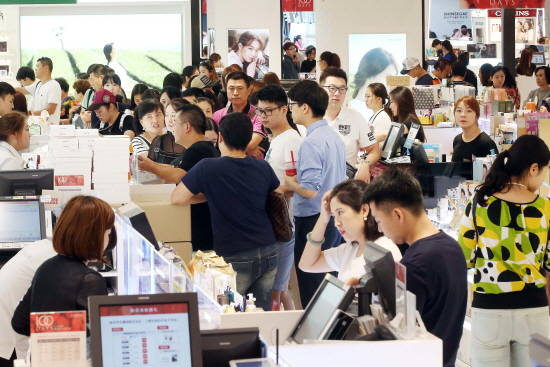 지난 20일 서울 회현동 신세계면세점에서 중국 관광객들이 쇼핑을 하고 있다. <사진=신세계디에프 제공> 