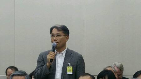 14일 국회에서 열린 보건복지 국정감사에서 김경일 전 동부병원장이 야당의원들의 질의에 답변을 하고 있다. <사진=서예온 기자> 