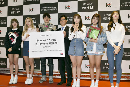 KT iPhone 1호 가입자인 유병문씨(왼쪽 세 번째)가 김영호 KT Customer부문 영업본부장(상무·왼쪽 네 번째), 우주소녀와 함께 아이폰7 개통 후 기념 사진 촬영을 하고 있다. <사진=KT 제공></div> 