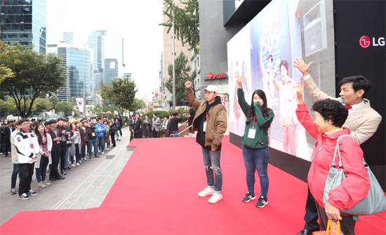 LG유플러스 서울 강남직영점 아이폰7 론칭 행사에서 개그맨 정성호(오른쪽) 씨가 카운트 다운을 진행하고 있다. <사진=LG유플러스 제공></div> 