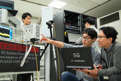 KT와 삼성전자는 세계 최초로 5G 규격 기반의 데이터 통신에 성공했다고 26일 밝혔다. 양 사 엔지니어들이 5G 규격 기반 퍼스트 콜(First Call) 시험을 진행하고 있다. <사진=KT 제공> 