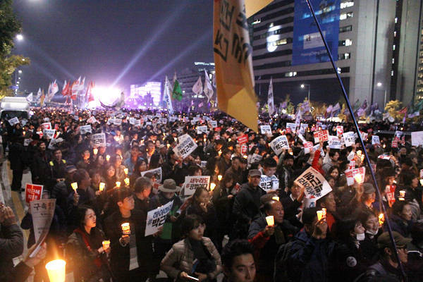 박근혜 대통령 퇴진을 요구하는 2차 촛불집회가 5일 오후 서울 광화문광장에서 열렸다. 시민들이‘박근혜는 퇴진하라’ 등 구호를 외치며 거리 행진을 벌이고 있다.[폴리뉴스 이은재 기자]  