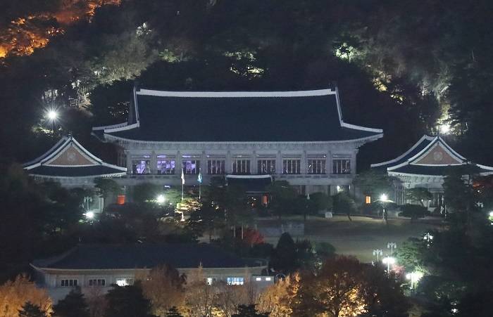 '100만 촛불민심'이 서울 도심 광화문 광장에서 표출된 이후 박근혜 대통령에 대한 하야, 탄핵 여론이 거세다. 검찰 조사를 앞두고 청와대가 선택할 수 있는 방법은 많지 않은 상황이다. 지난 15일 저녁 적막한 청와대 모습. (사진=연합뉴스) 