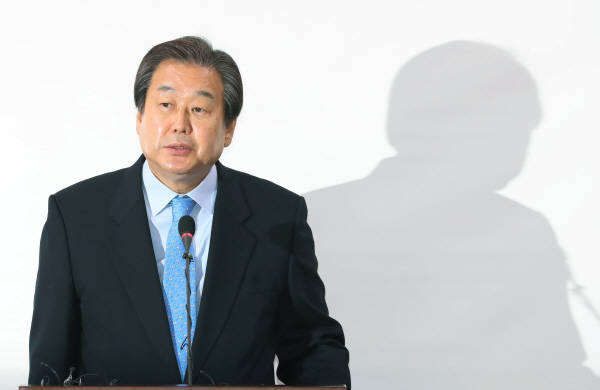 새누리당 김무성 전 대표가 23일 오전 국회 의원회관에서 기자회견을 열고 대선 불출마를 선언하고 있다.<사진=연합뉴스></div> 