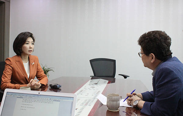 본지 김능구 대표와 인터뷰를 갖고 있는 나경원 의원.<사진=이은재 기자></div> 