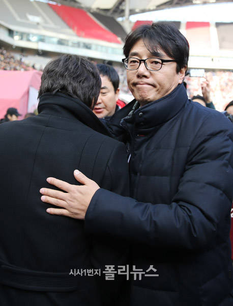 황선홍 감독(서울)이 경기 전 서정원 감독과 포옹을 하고 있다. 