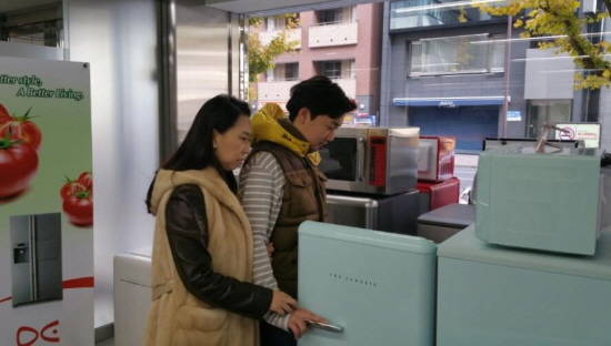 이달부터 입점을 시작한 일본 도쿄 아키하바라 동부대우전자 매장에서 더클래식 냉장고 제품을 구경하고 있는 일본 소비자들.<사진=동부대우전자 제공> 
