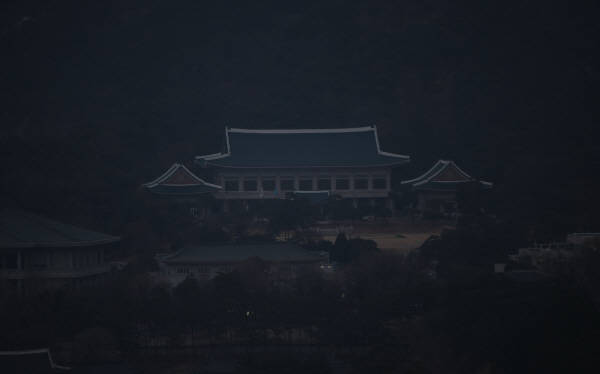 박근혜 대통령에 대한 탄핵소추안 표결을 하루 앞둔 8일 오후 청와대에 불이 꺼져있다.<사진=연합뉴스></div> 