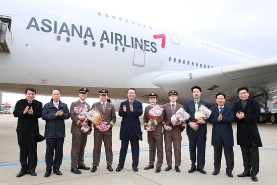 지난 23일 인천국제공항 주기장에서 진행된 '아시아나항공 A380 6호기 도입행사'에서 김수천 아시아나항공 사장(왼쪽 다섯번째)을 비롯한 임직원들이 기념촬영을 하고 있다. <사진=아시아나항공 제공> 
