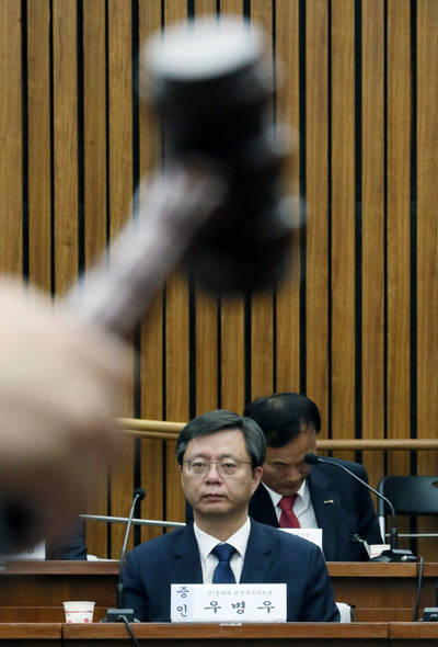 지난 22일 우병우 청와대 전 민정수석이 국정조사 청문회장에 출석한 가운데 청문회위원장이 개의를 알리는 의사봉을 치고 있다. <사진=사진공동취재단> 