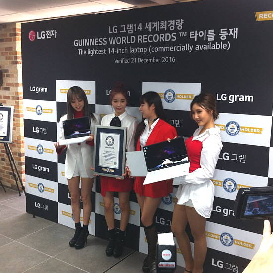 12일 서울 여의도 트윈타워에서 열린 LG전자 미디어 행사에서 걸그룹 '마마무'가 2017년형 '그램 14' 노트북PC를 소개하고 있다. 
