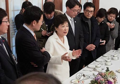 박근혜 대통령이 새해 첫날인 1일 오후 청와대 상춘재에서 출입기자단과 신년인사회를 겸한 티타임을 갖고 참석자들의 질문에 답하고 있다.[사진=연합뉴스] 