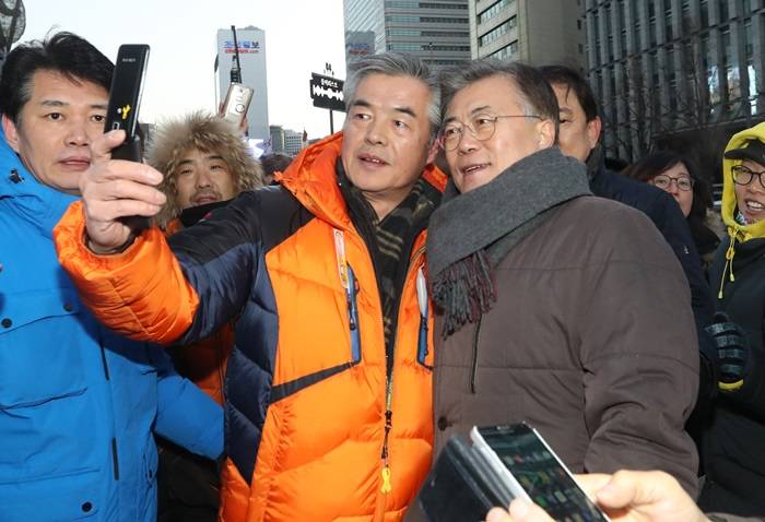 더불어민주당 문재인 전 대표가 지난 14일 오후 서울 광화문광장 촛불집회에 참석해 시민들과 사진을 찍고 있다. (사진=연합뉴스) 