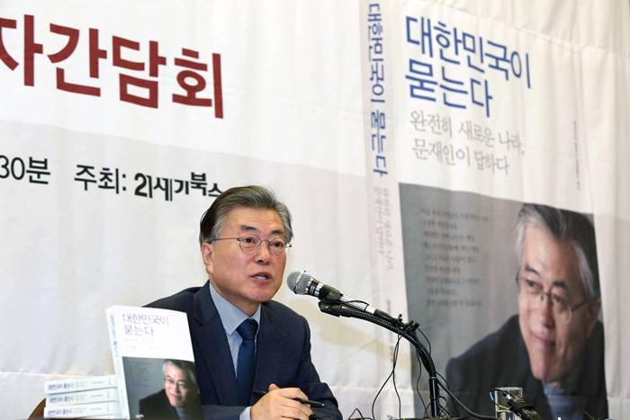 더불어민주당 문재인 전 대표가 17일 오전 서울 한국프레스센터에서 출판기념 간담회를 개최했다.(사진=문재인 전 대표측 제공)  