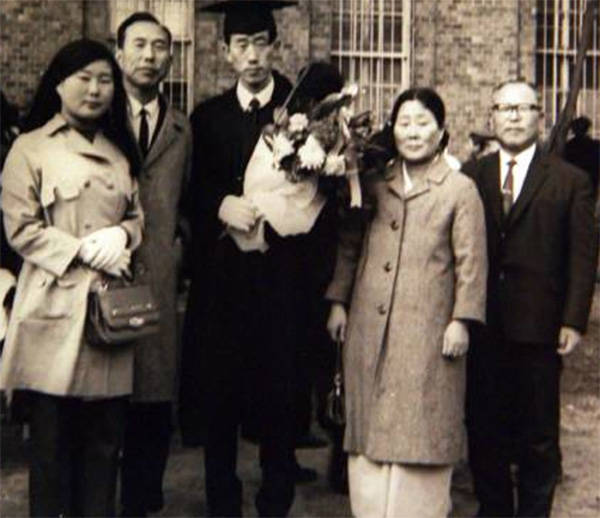1970년 서울대 졸업식때 가족들과 함께 