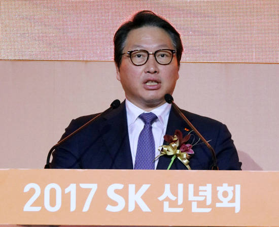 SK는 2017년에 17조 원을 투자하고 8200명을 채용할 계획이라고 26일 밝혔다. 최태원 SK 회장이 지난 2일 열린 신년회에서 신년사를 밝표하고 있다. <사진=SK 제공></div> 