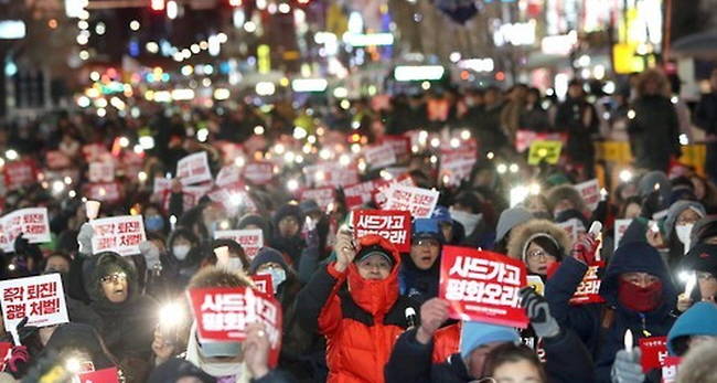 박근혜정권 퇴진 비상국민행동 주체로 촛불 집회가 열렸다(사진=연합뉴스) 