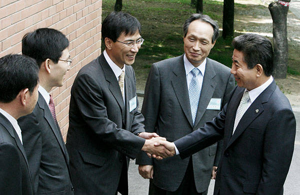 2007년 6월2일 ‘참여정부 평가포럼’에서 노무현 대통령(맨 오른쪽)과 악수하는 안희정 지사.<사진=연합뉴스></div> 