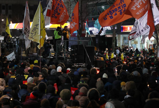 4일 오후 서울 광화문광장에서 열린 박근혜 대통령 탄핵 촉구 촛불 집회에 참가한 시민들이 종로구 헌법재판소 방면으로 행진을 하고 있다(사진=연합뉴스) 
