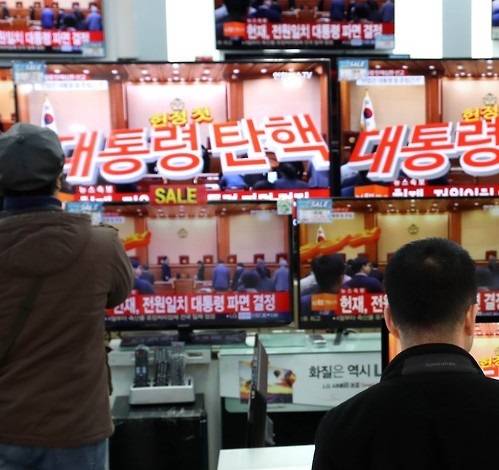 10일 오전 서울 용산구 전자랜드에서 시민들이 TV로 헌법재판소의 박근혜 대통령 파면 선고를 보고 있다.[사진=연합뉴스] 