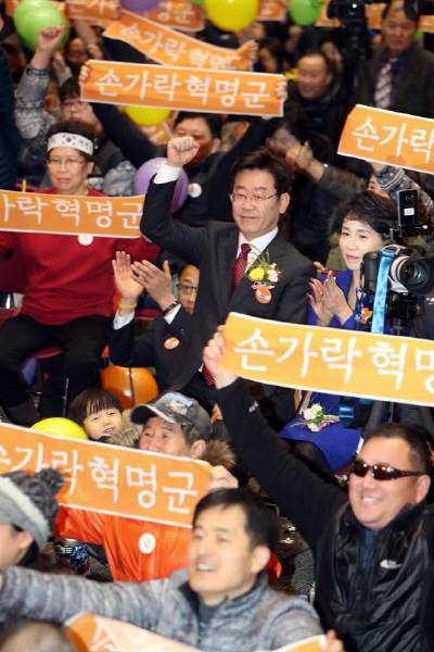 이재명 성남시장이 15일 광주 김대중컨벤션센터에서 열린 ‘손가락혁명군’ 출정식에서 지지자들과 함께 환호하고 있다.<사진=연합뉴스></div> 