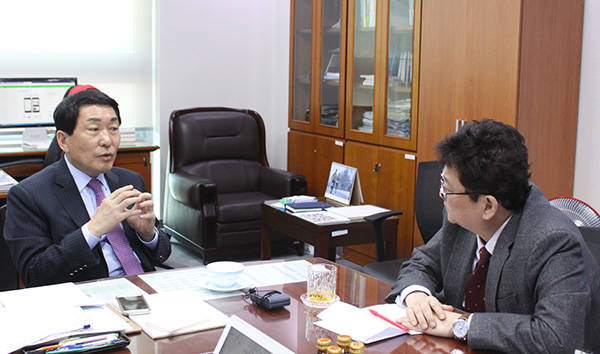 안상수 의원이 본지 김능구 대표와 인터뷰를 진행하고 있다.<사진=이은재 기자></div> 