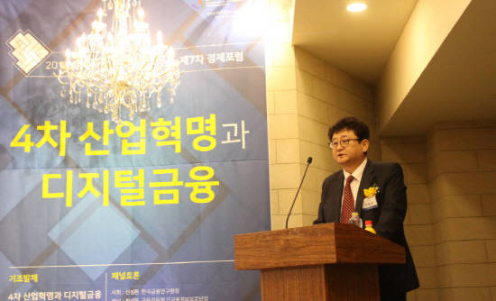 상생과통일포럼의 상임위원장이면서 폴리뉴스 발행인인 김능구 대표가 사회를 보고 있다. <사진=이은재 기자></div> 