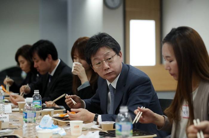 지난 8일 오후 서울 마포구 공영홈쇼핑 콜센터를 찾은 바른정당 유승민 의원이 직원들과 도시락을 먹으며 간담회를 하고 있다. (사진=연합뉴스) 
