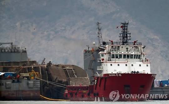 세월호가 24일 오후 2시께 3㎞ 떨어진 곳에서 대기 중인 반잠수식 선박으로 이동을 시작했다 / 연합뉴스 