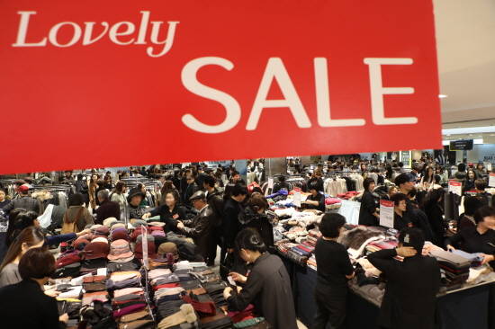 롯데백화점은 30일부터 4월 16일까지 패션, 잡화, 리빙, 식품 등 300여 종을 최대 80% 할인 판매한다. <사진=롯데백화점 제공> 