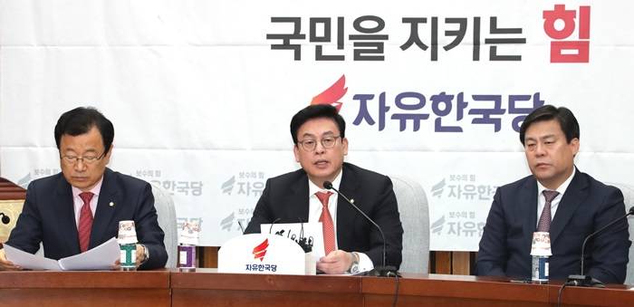 자유한국당 정우택 원내대표(가운데)가 28일 오전 국회에서 열린 원내대책회의를 주재하고 있다.<사진=연합뉴스></div> 