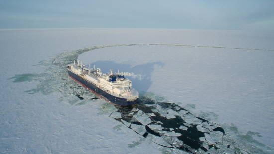 대우조선해양이 세계 최초로 건조한 쇄빙LNG선이 최근 테스트에서 얼음을 깨면서 운항하고 있다.<사진=대우조선해양 제공> 