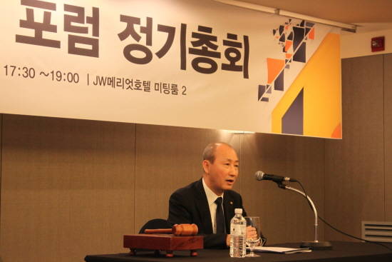 KT는 27일 서울 JW 메리어트 호텔에서 열린 제5회 5G 포럼 정기총회에서 대표 의장사로 선정됐다고 28일 밝혔다.<사진=KT 제공> 