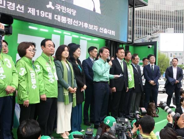 안철수 국민의당 후보는 17일 오전 첫 유세일정을 서울 광화문에서 시작했다. 