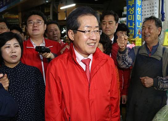 홍준표 자유한국당 후보는 지난 17일 대구 칠성시장을 방문해 유세를 벌였다.[사진=자유한국당] 