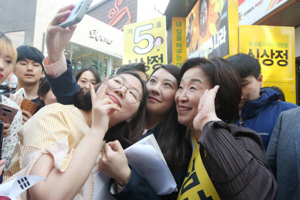 정의당 심상정 대선후보가 22일 오후 광주 동구 충장우체국 앞에서 시민들과 함께 휴대전화로 사진을 찍고 있다.<사진=연합뉴스></div> 