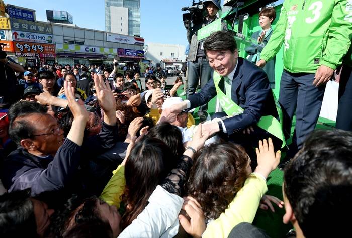 국민의당 안철수 대선후보가 24일 오후 전남 목포시 영산로 목포역 광장에서 열린 유세에서 시민들과 손을 잡고 있다.<사진=연합뉴스></div> 