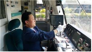 조인구 서울 메트로 기관사가 지하철을 운행하고 있다. / 사진 제공=서울시 