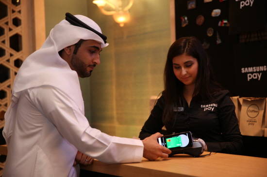 아랍에미리트연합 두바이에서 27일(현지시간) 진행된 런칭행사에서 '삼성 페이'를 체험하고 있다.<사진=삼성전자 제공> 